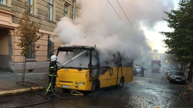 Маршрутный автобус загорелся во время движения. Фото: dsns.gov.ua