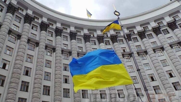 Правительство обещает чиновникам повышение зарплат, но пока неясно, где взять на это почти 40 млрд. Фото из открытых источников