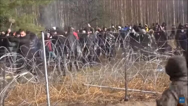 Мигранты прорвались в Польшу. Скриншот из видео
