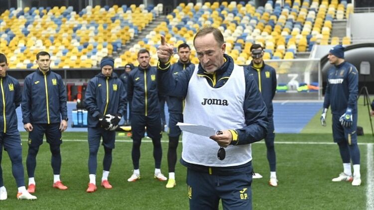 Перед матчем со сборной Боснии Александр Петраков повез сборную Украину в собор, чтобы попросить благословения. Фото: пресс-служба УАФ