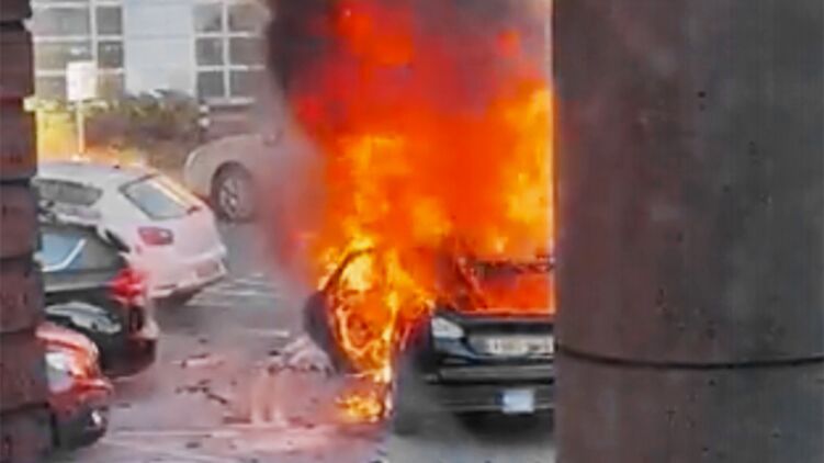 На западе Англии взорвался автомобиль, погиб один человек. Фото: Скриншот из видео 