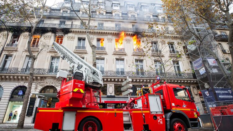 В центре Парижа произошел пожар. Фото: leparisien.fr