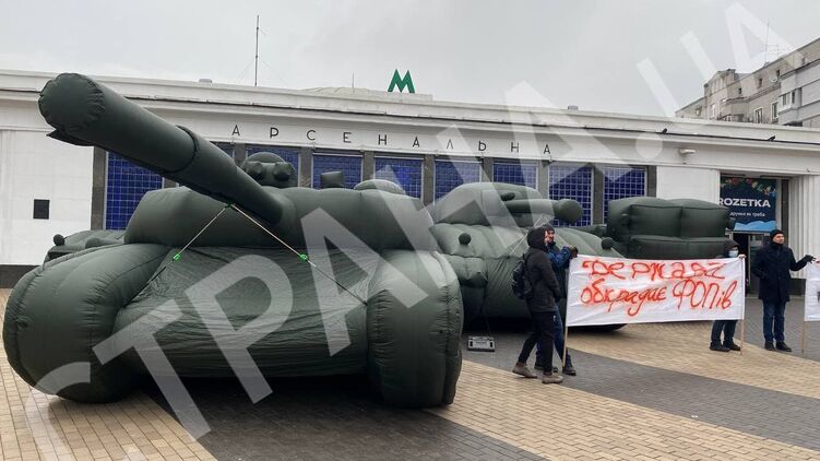 Танк появился возле метро "Арсенальная". Фото: "Страна"