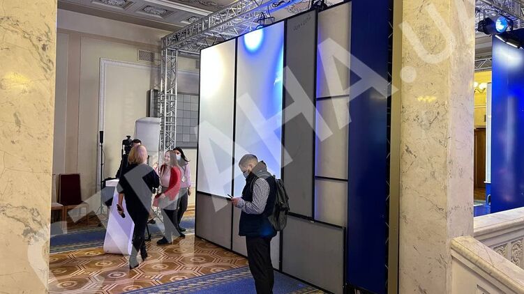 Экран трансляции заседаний перекрыт студией телеканала "Рада". Фото: Страна