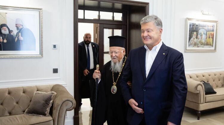 Петр Порошенко нецензурно выражался, убегая от следователей ГБР. Фото: Facebook/Петр Порошенко