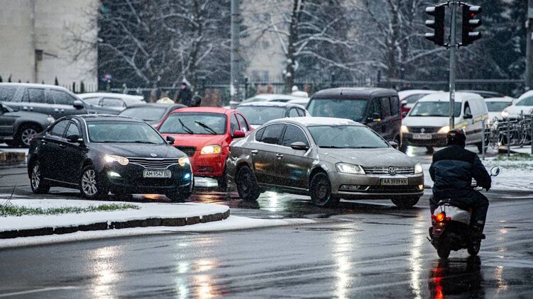 Столица стала в пробках. Фото: "Страна"