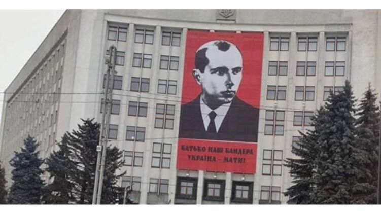 В Тернополе вывесили баннер с изображением Степана Бандеры. Фото: Facebook