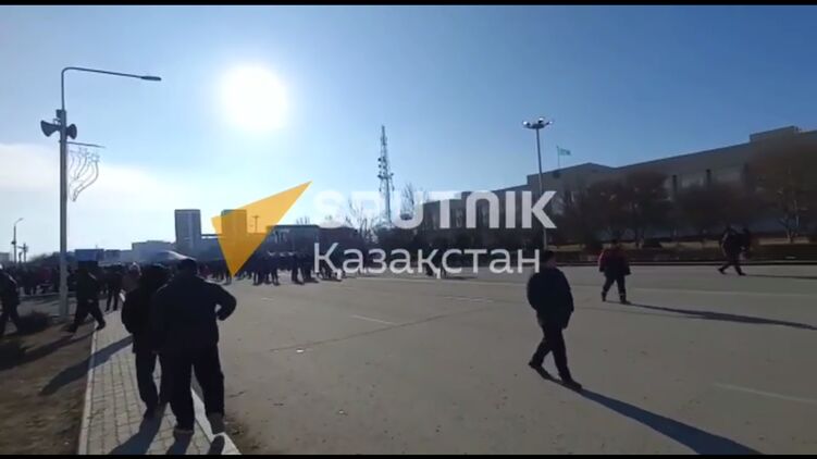 Протестующие начали расходиться с площади в казахстанском Актау. Фото: скриншот из видео