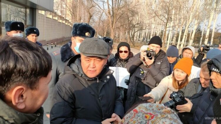 В Киргизии под зданием посольства Казахстана проходит митинг в поддержку задержанного джазового музыканта Викрама Рузахунова. Скриншот из видео