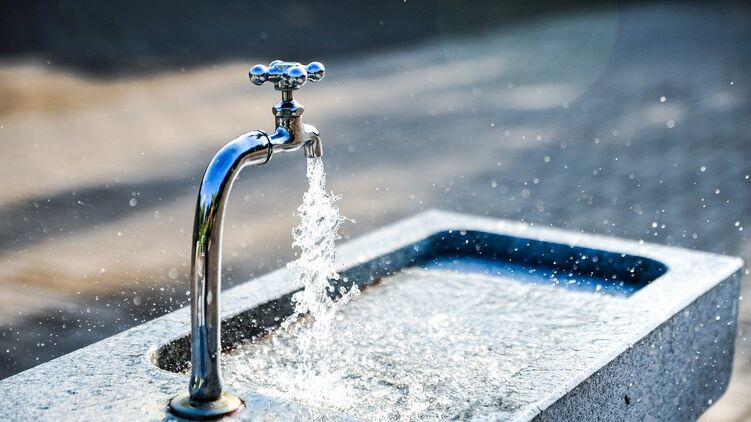 В Киеве десятки домов остались без холодной воды. Фото:pixabay