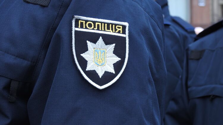 Полиция проверяет школы на наличие взрывчатки. Фото: facebook.com/UA.KyivPolice