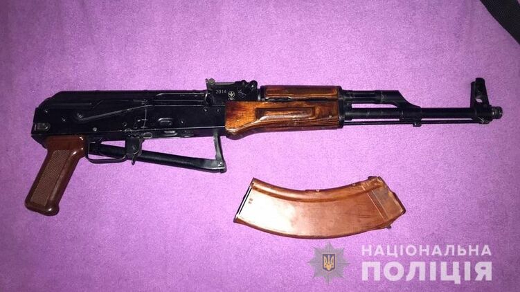 Найденное на месте побоища оружие. Фото: Нацполиция