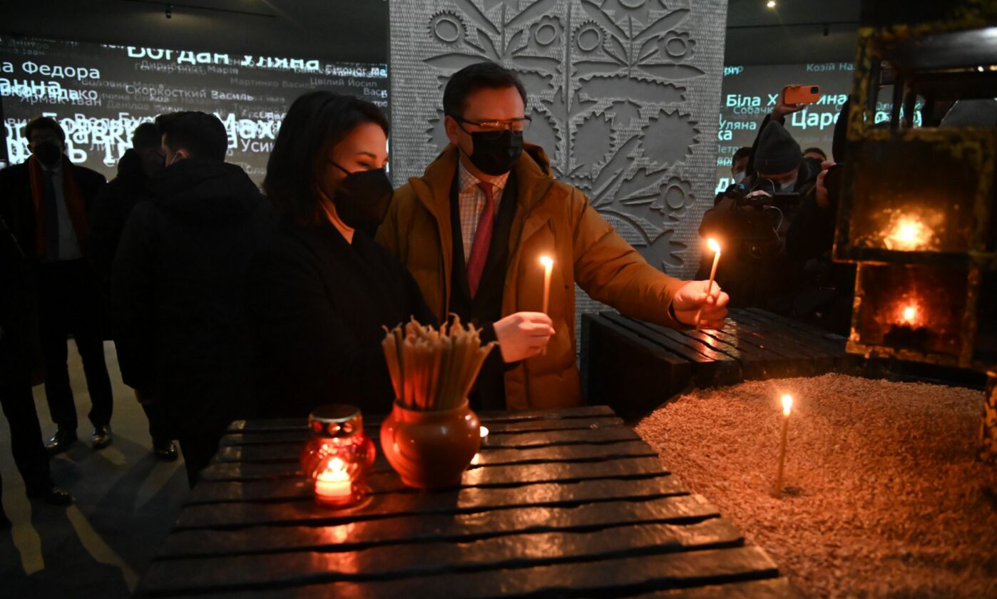 Анналена Бербок и Дмитрий Кулеба в музее Голодомора. Фото: twitter.com/DmytroKuleba