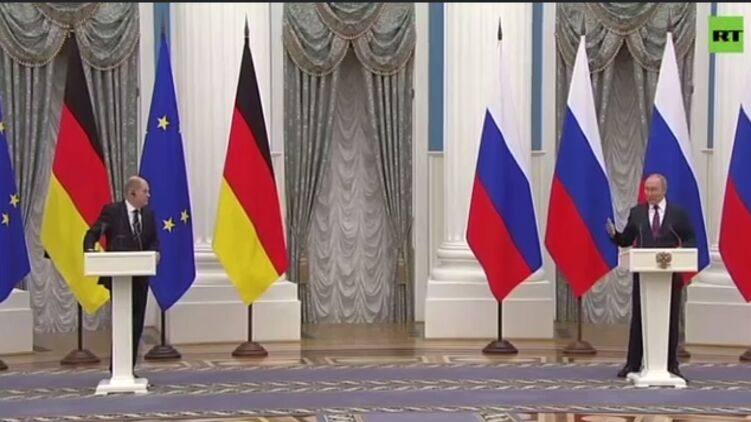 Между Шольцем и Путиным произошла дискуссия в ходе пресс-конференции. Фото: Скриншот из видео 