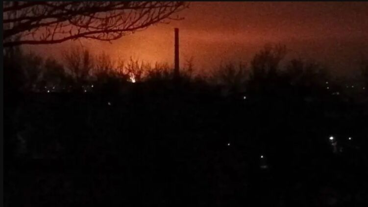 Зарево над Луганском после второго взрыва