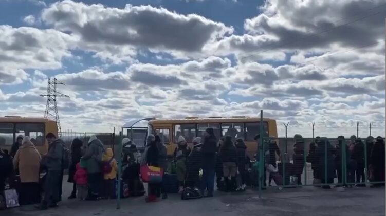 На КПП "Изварино" собрались беженцы. Скриншот видео