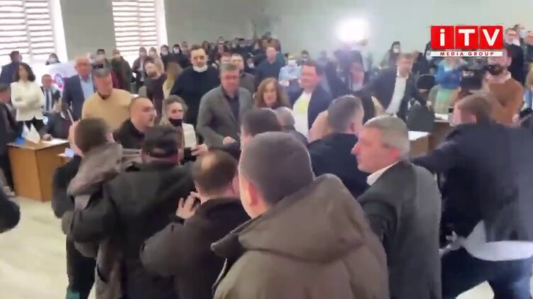 Во время сессии горсовета в Ровно возникла массовая драка. Фото: Скриншот из видео 