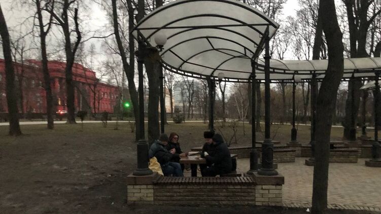 В парке Шевченко мужчины доигрывают партию в карты. Фото "Страны"