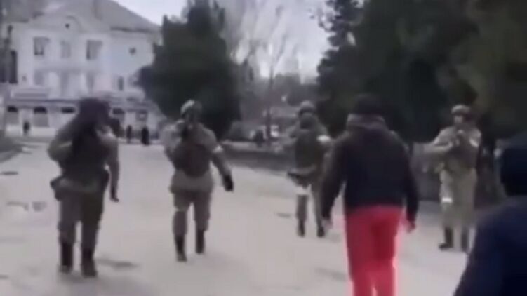 Смелые украинцы митинговали без оружия. Скриншот из видео