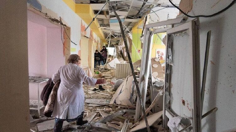 Войска РФ вчера нанесли авиаудар по больнице и роддому Мариуполя. Фото: ГСЧС