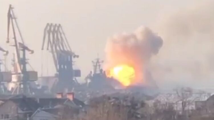 Момент поражения российского корабля попал на видео. Скриншот 