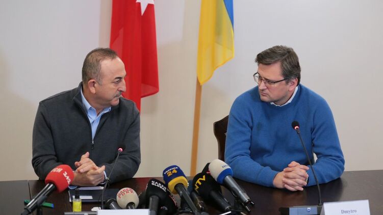 Глава МИД Украины Дмитрий Кулеба на встрече со своим турецким коллегой Мевлютом Чавушоглу
