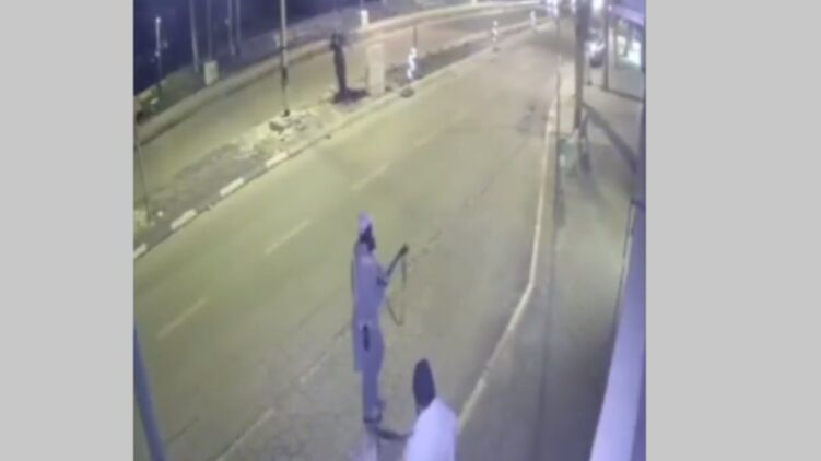 В Израиое неизвестные расстреляли на улице двух человек. Скриншот видео