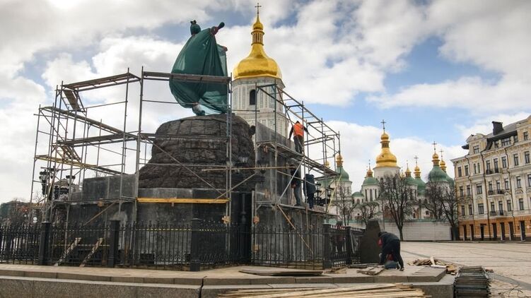В Киеве и Харькове местные жители защищают городские памятники от бомбардировок. Фото: Телеграм