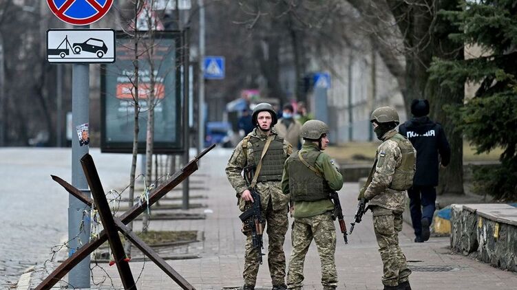 Военные на улицах Киева. Фото: Вечірній Київ
