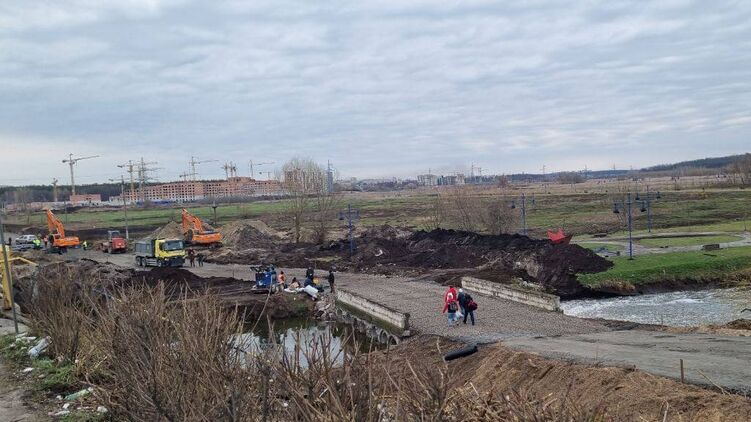 В Ирпене насыпали временную переправу через реку. Фото: Телеграм-канал Андрея Ермака