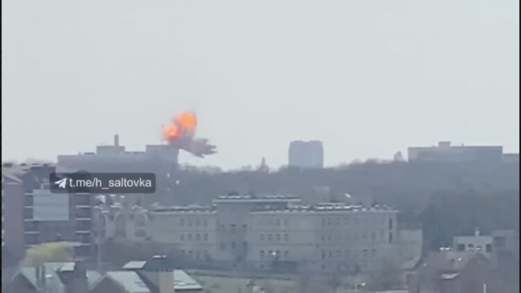 В Харькове ракета попала в жилой дом. Скриншот из видео