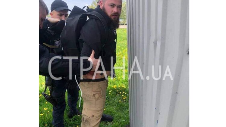 Мотоциклист нанес травмы полицейскому, который пытался его задержать. Скриншот видео