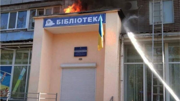 В Николаеве после обстрелов начался пожар на крыше библиотеки. Фото: ГСЧС
