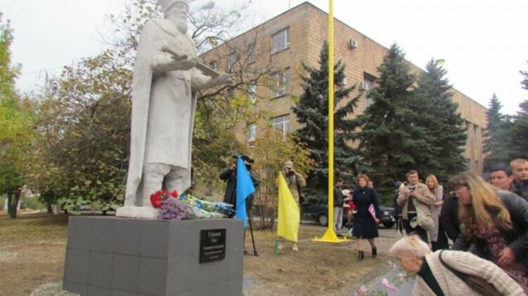 Памятник гетману Сагайдачному в Мангуше открыли в 2017 году. Фото: 0629.com.ua