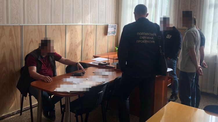 В Миргороде на взятке попался начальник РВА. Фото: Facebook/Полтавська обласна прокуратура