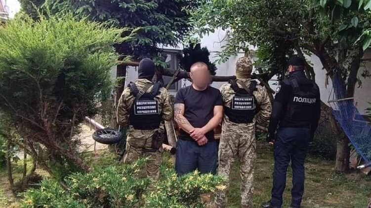 На Закарпатье задержали мужчину, который переправил военнообязанного через границу. Фото: Державна прикордонна служба України 