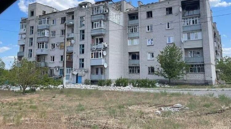 Россия в упор расстреляла Северодонецк, повреждены как минимум 14 многоэтажек. Фото: Сергей Гайдай