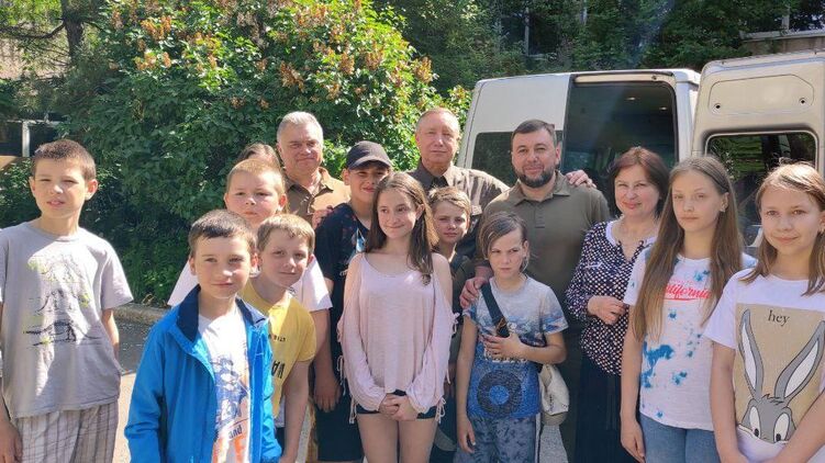 Пока СМИ пишут о ранении Пушилина, сепаратисты публикуют его фото из школы Мариуполя