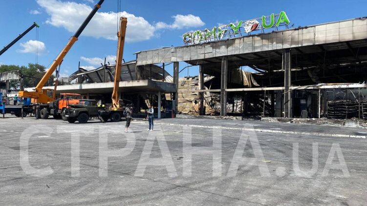 Так выглядит ТЦ "Амстор" в Кременчуге после попадания российской ракеты. Фото: "Страна"
