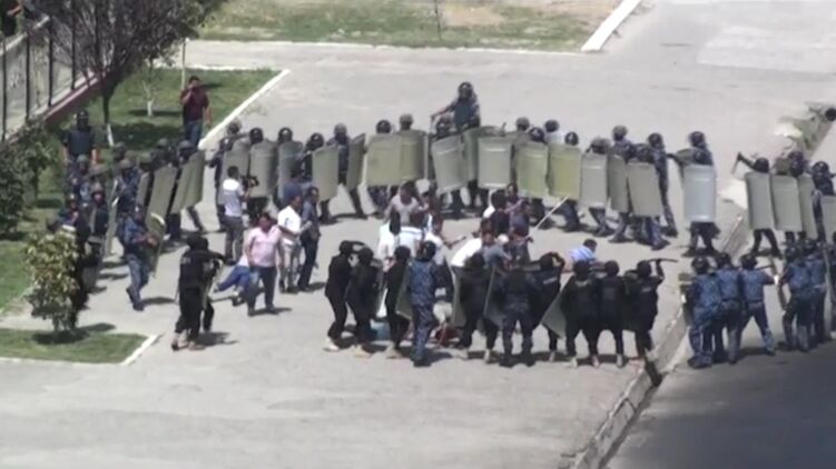 В Каракалпаке ввели режим ЧП из-за массовых протестов. Скриншот из видео