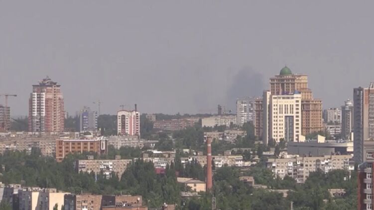Над городом поднимается дым. Скриншот из видео