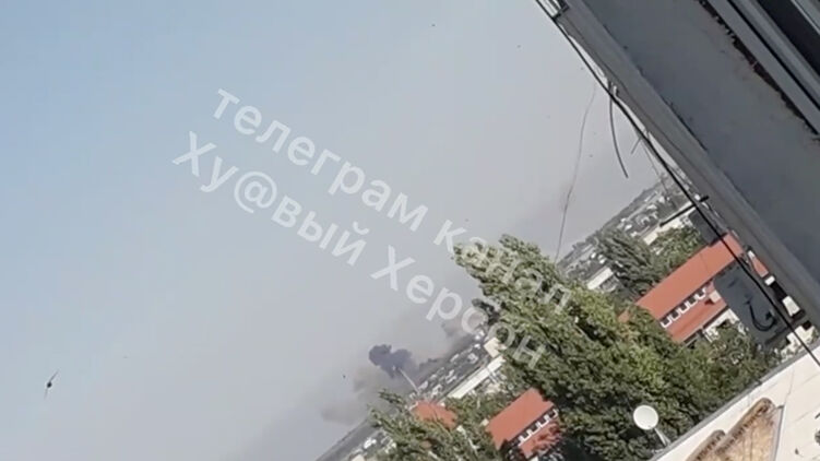 Пишут, что склад до сих пор детонирует. Скриншот из видео