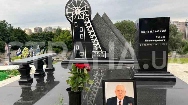 На месте захоронения Звягильского появился памятник. Фото: "Страна" 