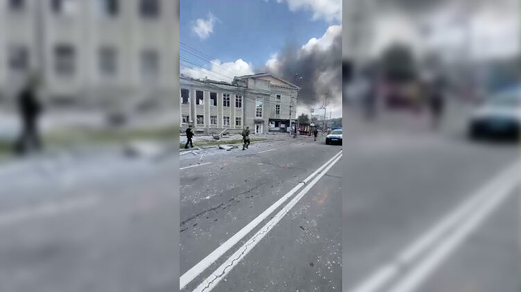 Россия нанесла удар по самому центру города, горят авто, повреждены офисы, жилые дома и Дом офицеров. Скриншот из видео
