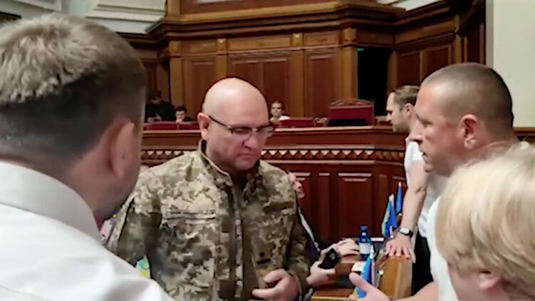 Депутаты ЕС с криками заставили Шевченко покинуть зал из-за военной формы. Скриншот из видео