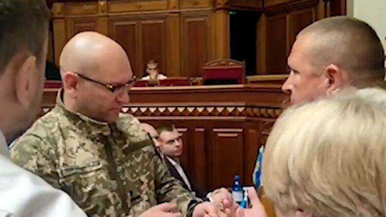 Депутат пришел на заседание парламента в военной форме. Скриншот из видео