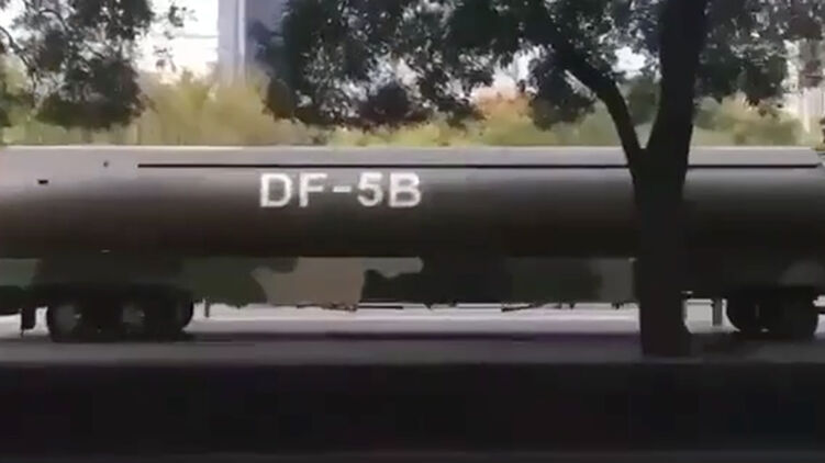 Межконтинентальная ракета DF5b с водородными боеголовками способна долететь  до США. Скриншот из видео