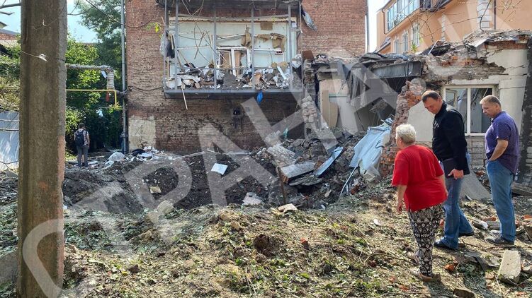 В подъездах выбиты окна, а некоторые балконы обрушились после взрывов. Фото: "Страна"