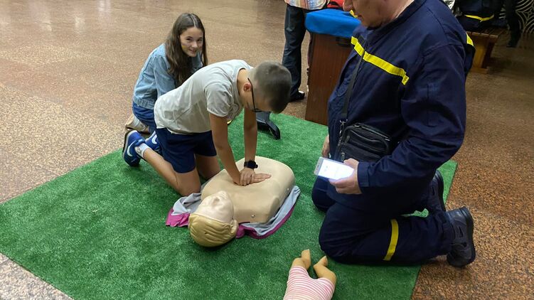 А психологи ГосЧС помогут научиться преодолевать панику, страх, тревогу и ступор. Фото: киевский метрополитен
