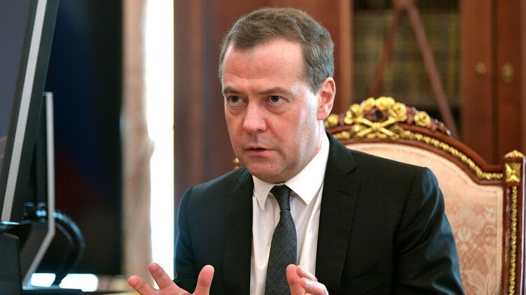 Медведев прокомментировал ситуацию с возможным запретом виз. Фото: spbdnevnik.ru